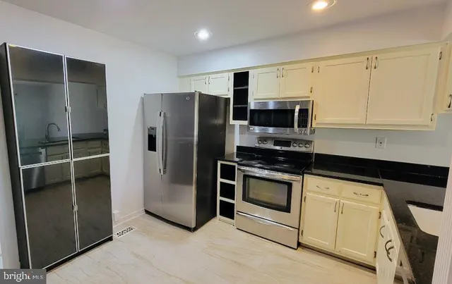 $2,700 | 18763 Pier Point Place, Gaithersburg, MD 20886