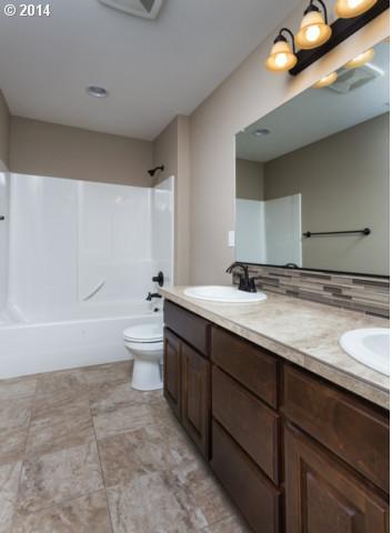 2705 Northeast 167th Circle Ridgefield, WA 98642 - Photo 10 of 11 Bathroom