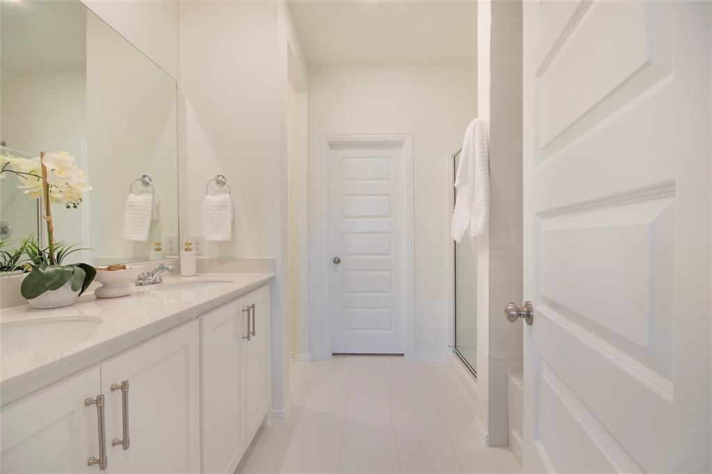 544 Hickory Rdg Drive Van Alstyne, TX 75495 - Photo 22 of 30 a bathroom with a double vanity sink and mirror