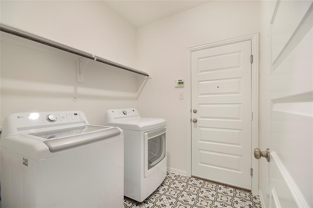 544 Hickory Rdg Drive Van Alstyne, TX 75495 - Photo 10 of 30 a utility room with dryer and washer