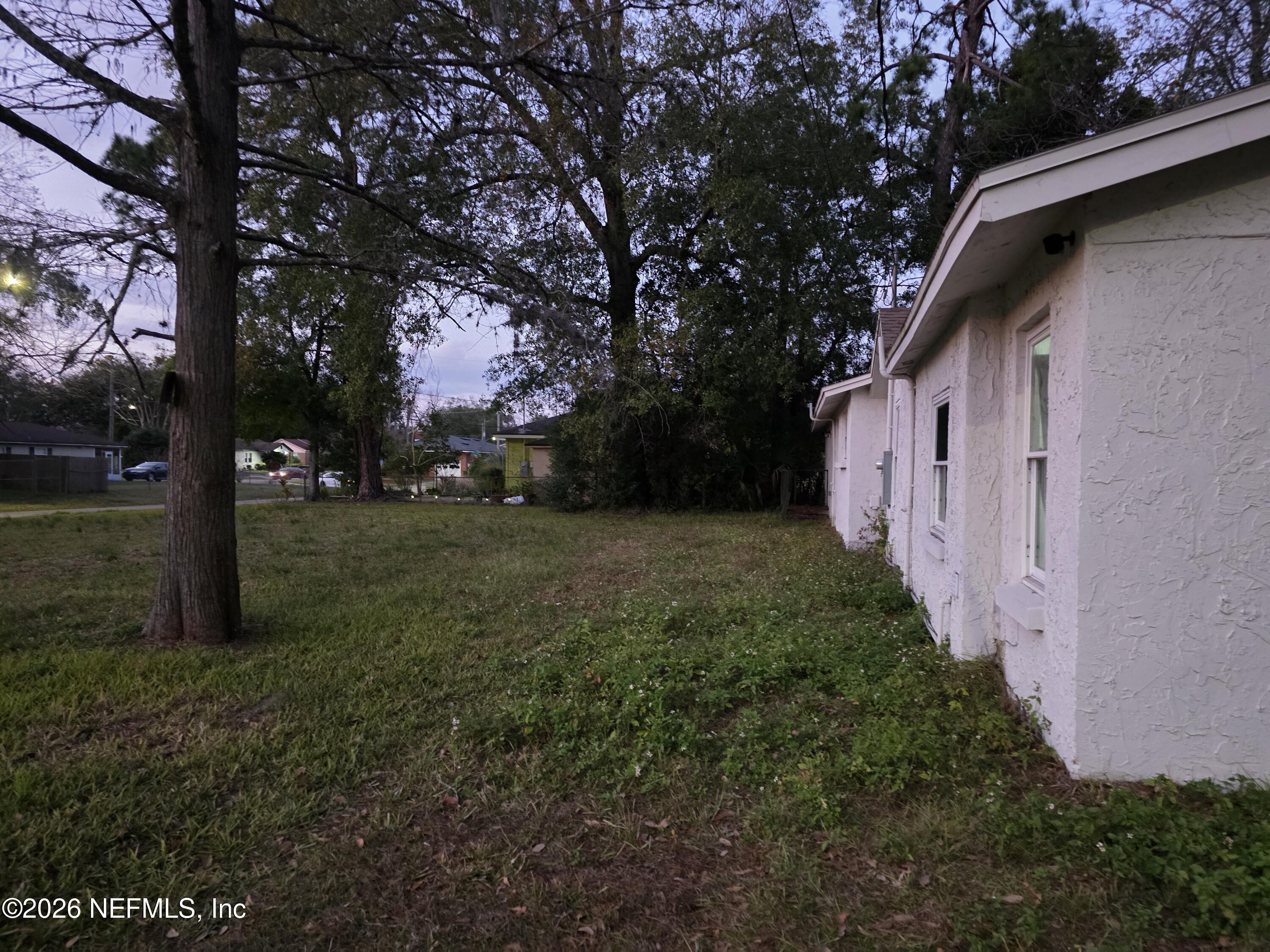 1949 West 6th Street Jacksonville, FL 32209 - Photo 15 of 15 a backyard of a house with lots of green space