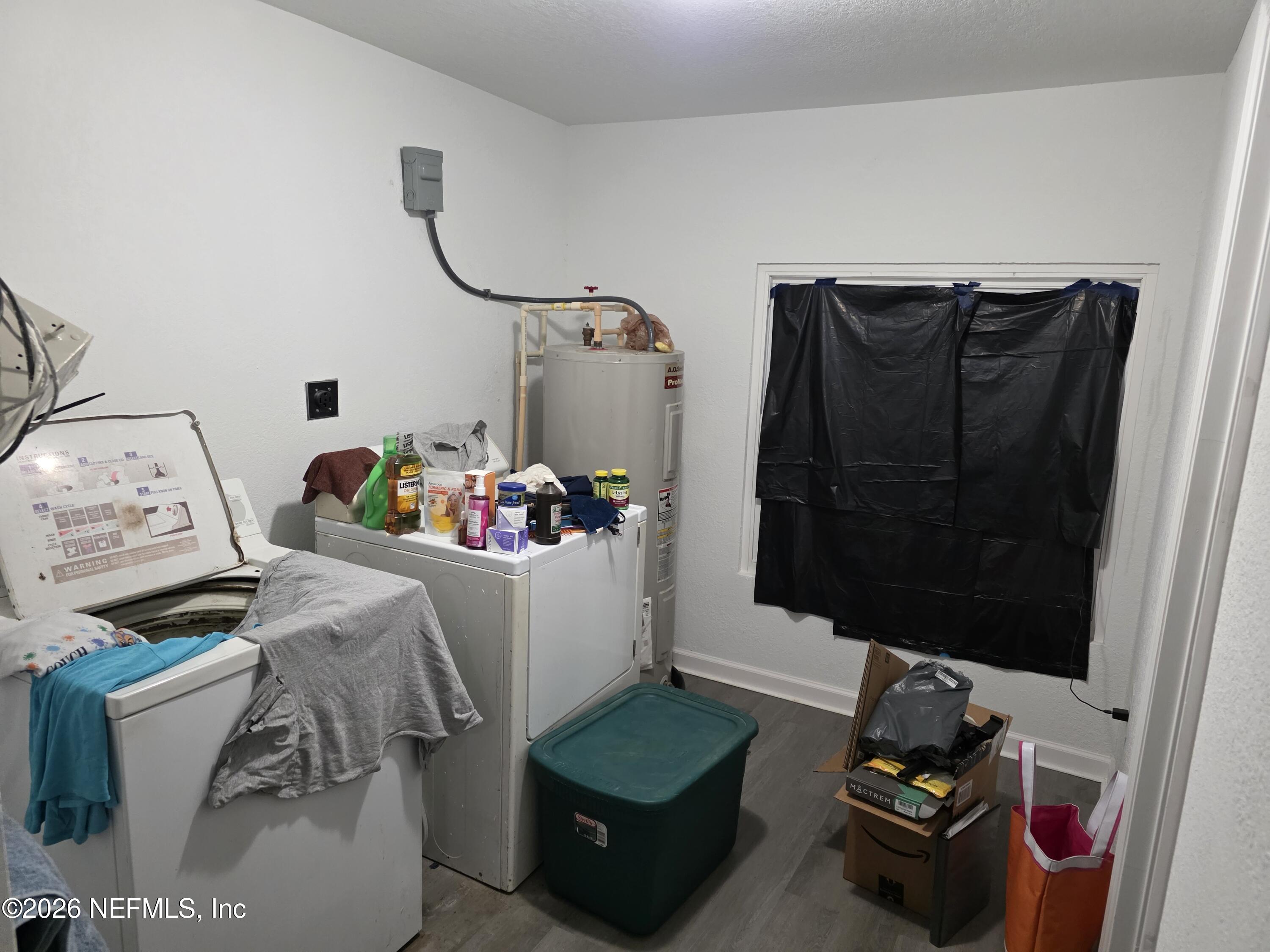 1949 West 6th Street Jacksonville, FL 32209 - Photo 4 of 15 a room with furniture and a mirror