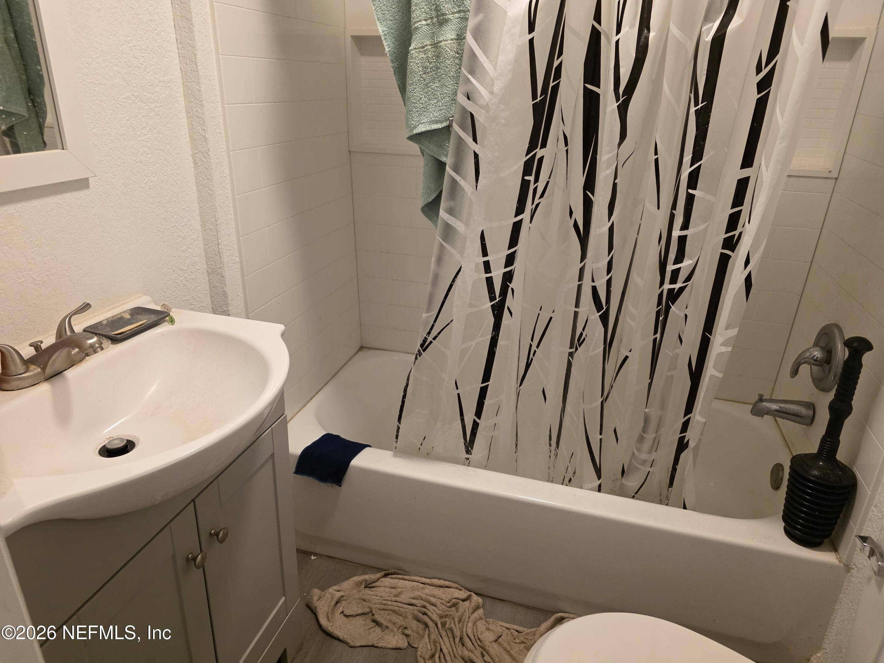1949 West 6th Street Jacksonville, FL 32209 - Photo 7 of 15 a bathroom with a bathtub and sink