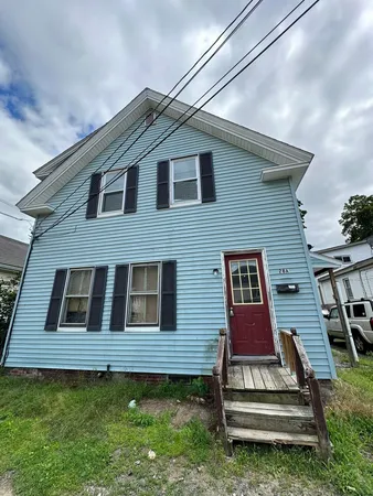$2,100 | 28 Chestnut Street, Unit UPSTAIRS, Rochester, NH 03867