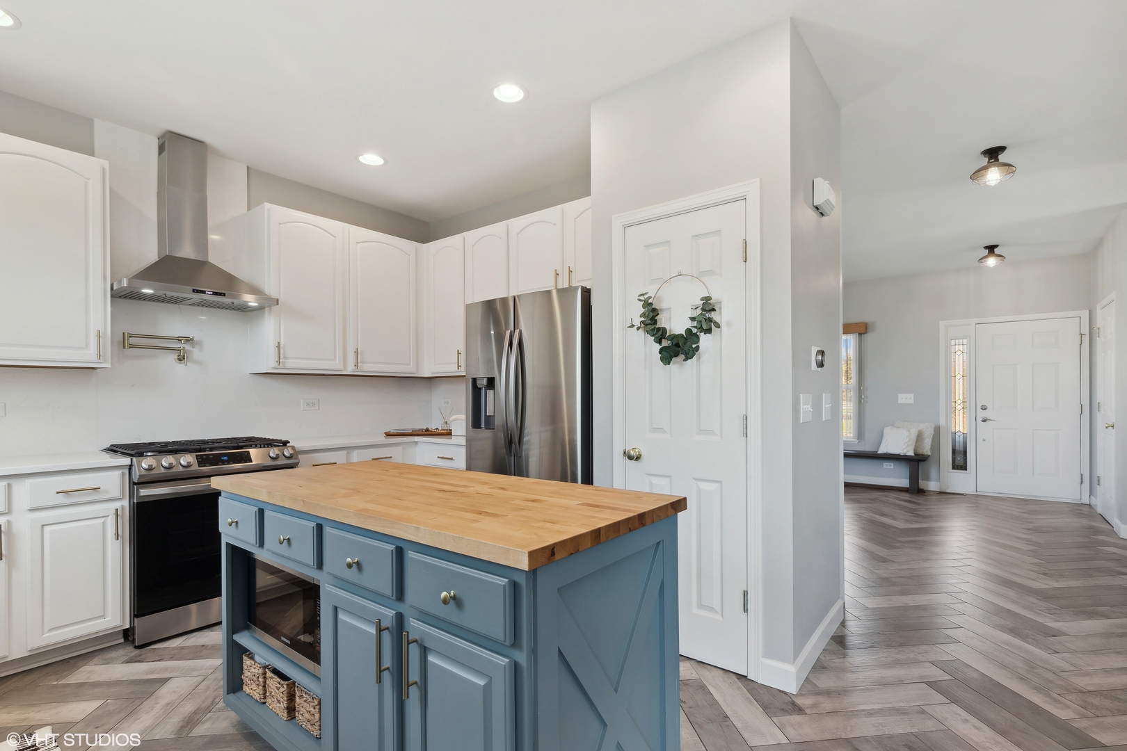 280 Shelbourne Road Volo, IL 60073 - Photo 4 of 24 a kitchen with a stove a refrigerator and a sink