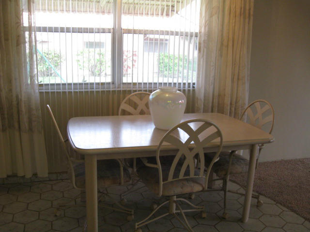 135 Valencia F Delray Beach, Unit F Delray Beach, FL 33446 - Photo 11 of 32 Eat-In area in LR