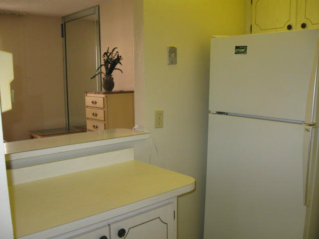 135 Valencia F Delray Beach, Unit F Delray Beach, FL 33446 - Photo 23 of 32 Kitchen with an opening into LR