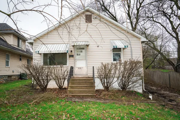 $215,000 | 627 Manhattan Road, Joliet, IL 60433