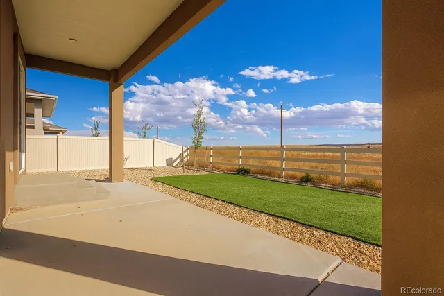 a view of a big room with a big yard