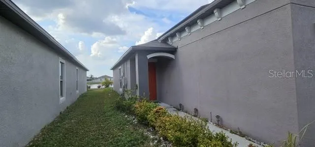 a view of a back yard