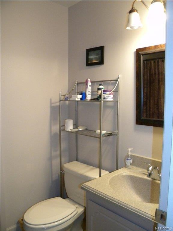 1447 Oakbrook E Drive, Unit 40 Rochester, MI 48307 - Photo 18 of 19 2nd Bath