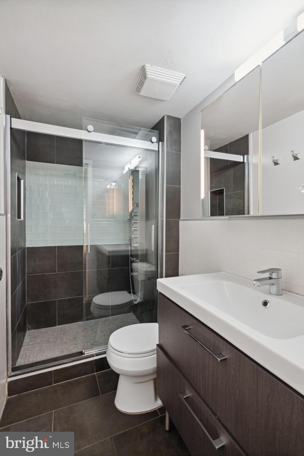 3 Hamilton Circle Philadelphia, PA 19130 - Photo 21 of 41 Ensuite primary bathroom