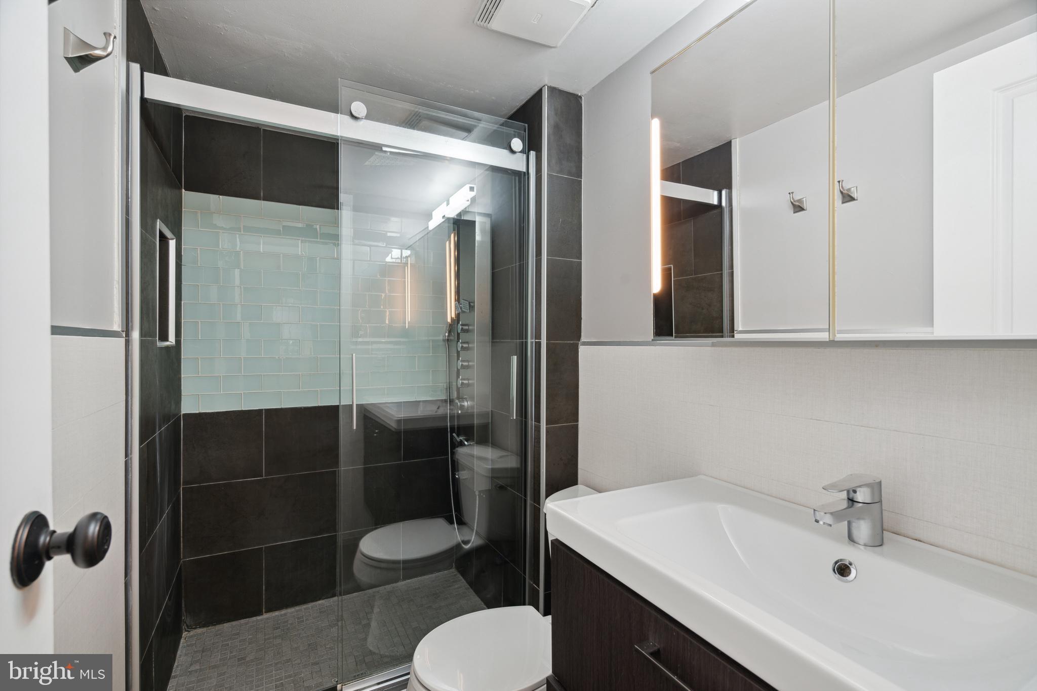 3 Hamilton Circle Philadelphia, PA 19130 - Photo 22 of 41
