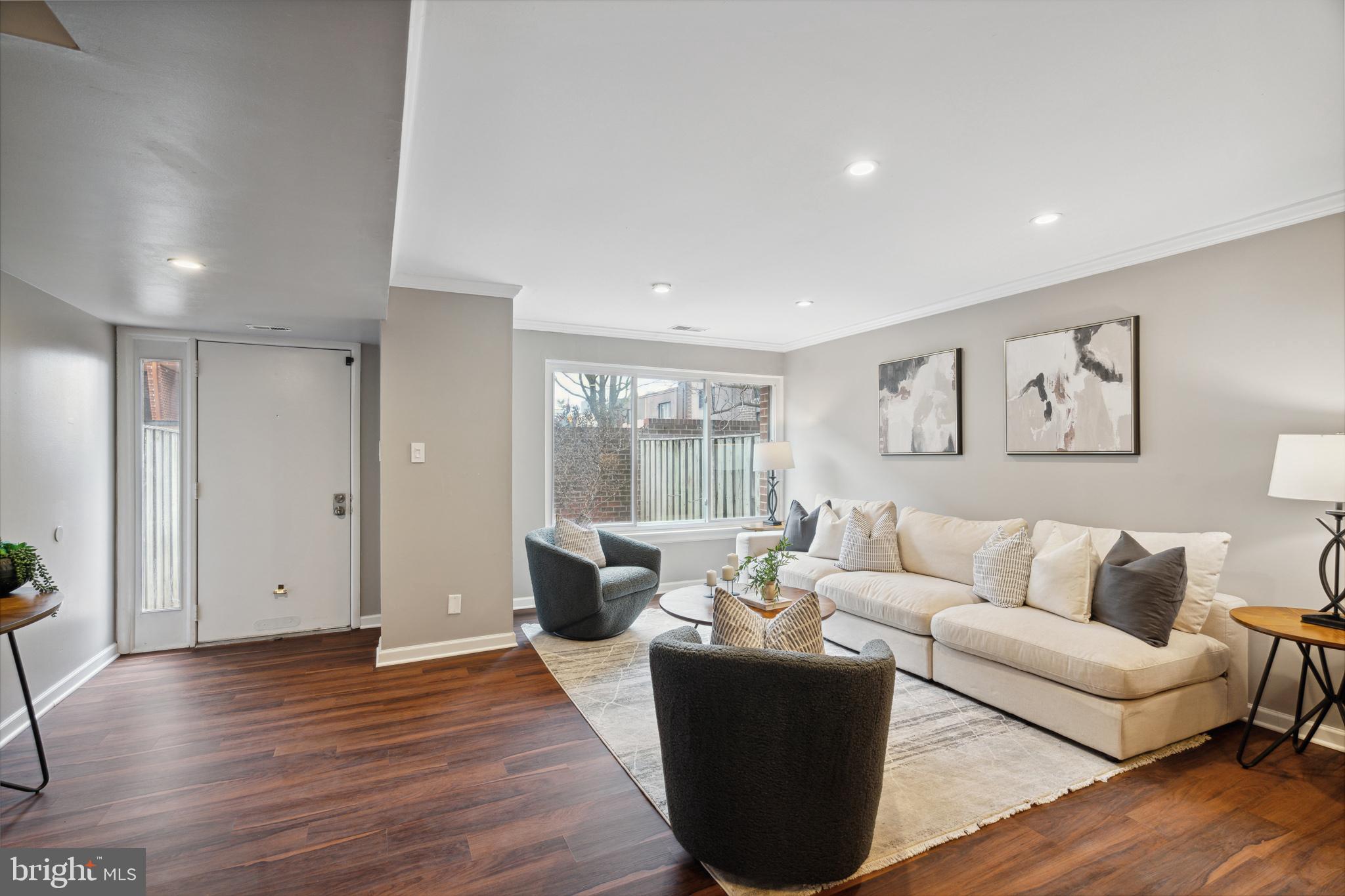 3 Hamilton Circle Philadelphia, PA 19130 - Photo 6 of 41 Spacious open living area.