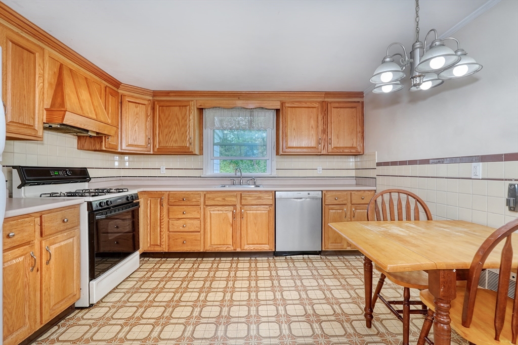 33 Eustis Street Saugus, MA 01906 - Photo 7 of 21