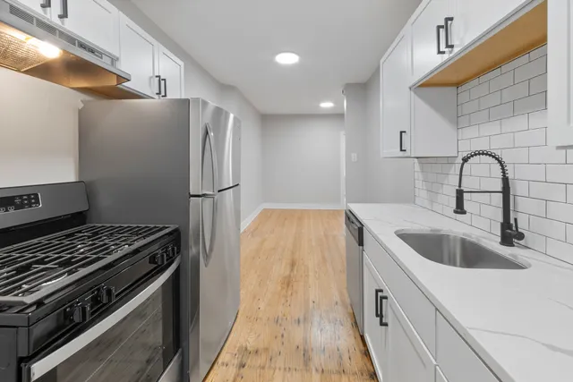 $1,675 | 7377 North Damen Avenue, Unit I1, Chicago, IL 60645