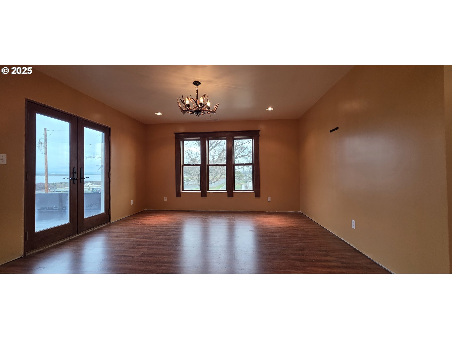 445 7th Street Northeast Irrigon, OR 97844 - Photo 14 of 24 a view of an empty room with wooden floor and a large window