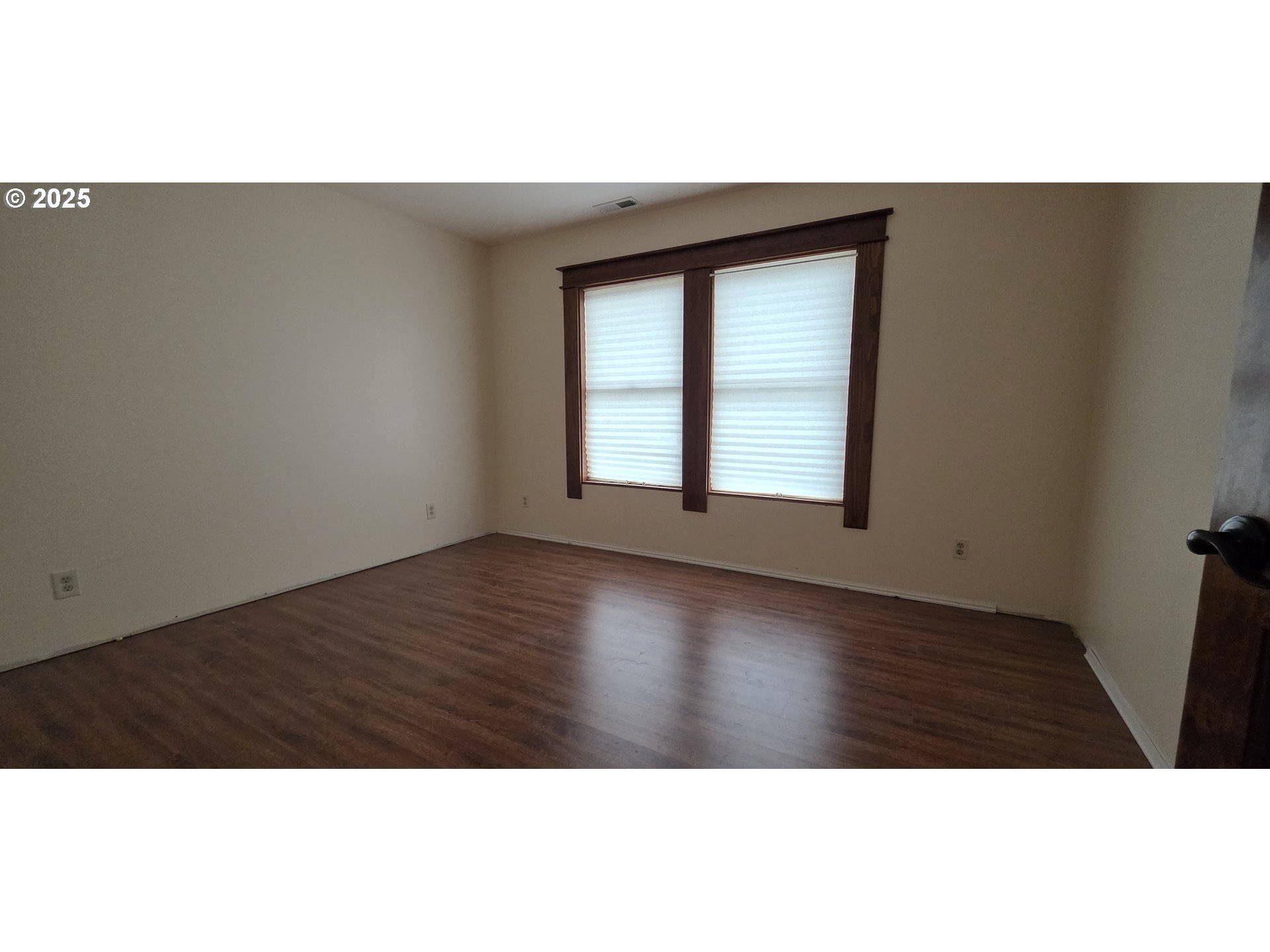 445 7th Street Northeast Irrigon, OR 97844 - Photo 15 of 24 a view of an empty room with wooden floor and a window