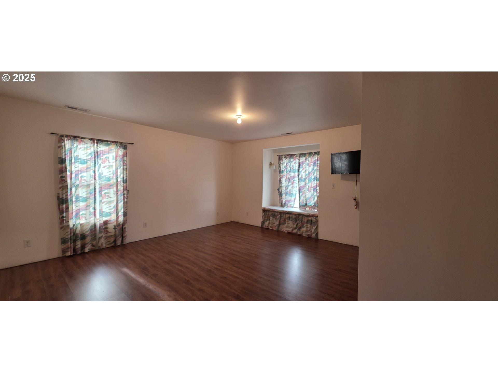 445 7th Street Northeast Irrigon, OR 97844 - Photo 16 of 24 a view of an empty room with wooden floor and a window
