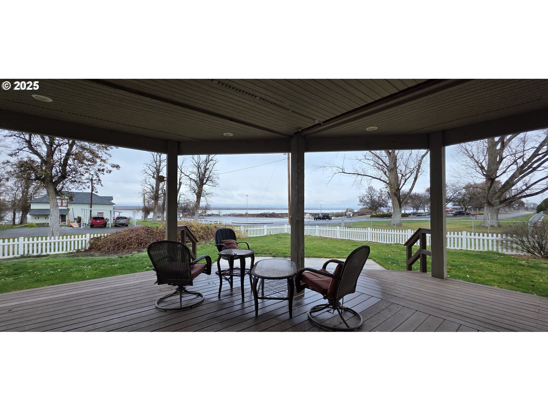 445 7th Street Northeast Irrigon, OR 97844 - Photo 2 of 24 a view of a patio with backyard