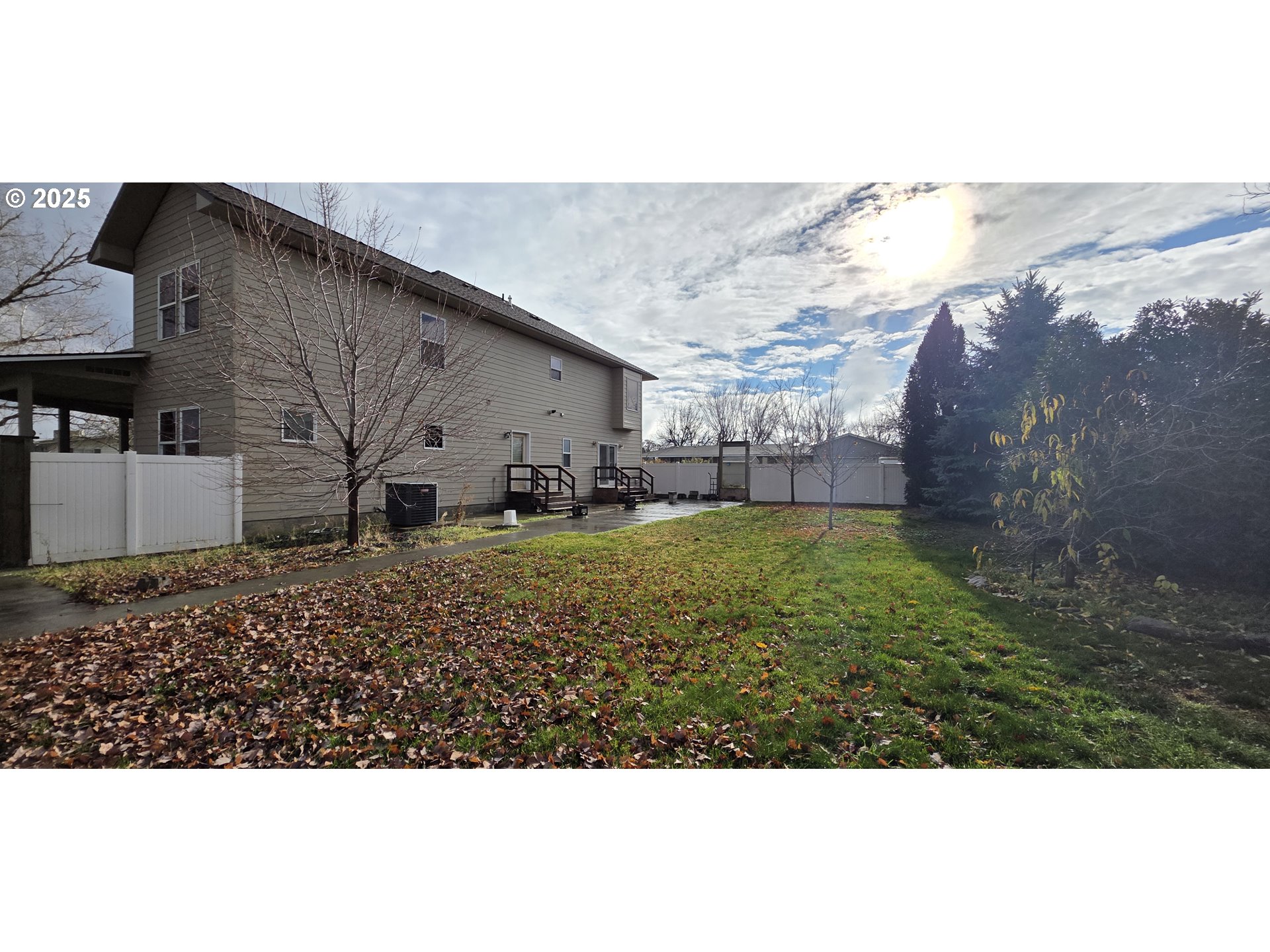 445 7th Street Northeast Irrigon, OR 97844 - Photo 21 of 24 a backyard of a house with lots of green space