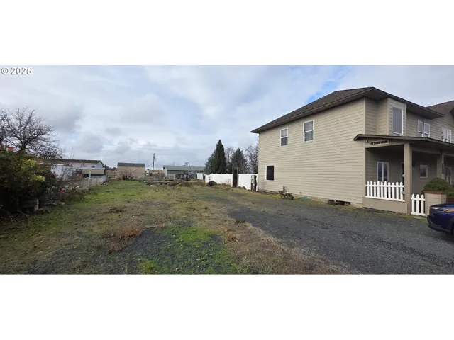 a house view with a outdoor space