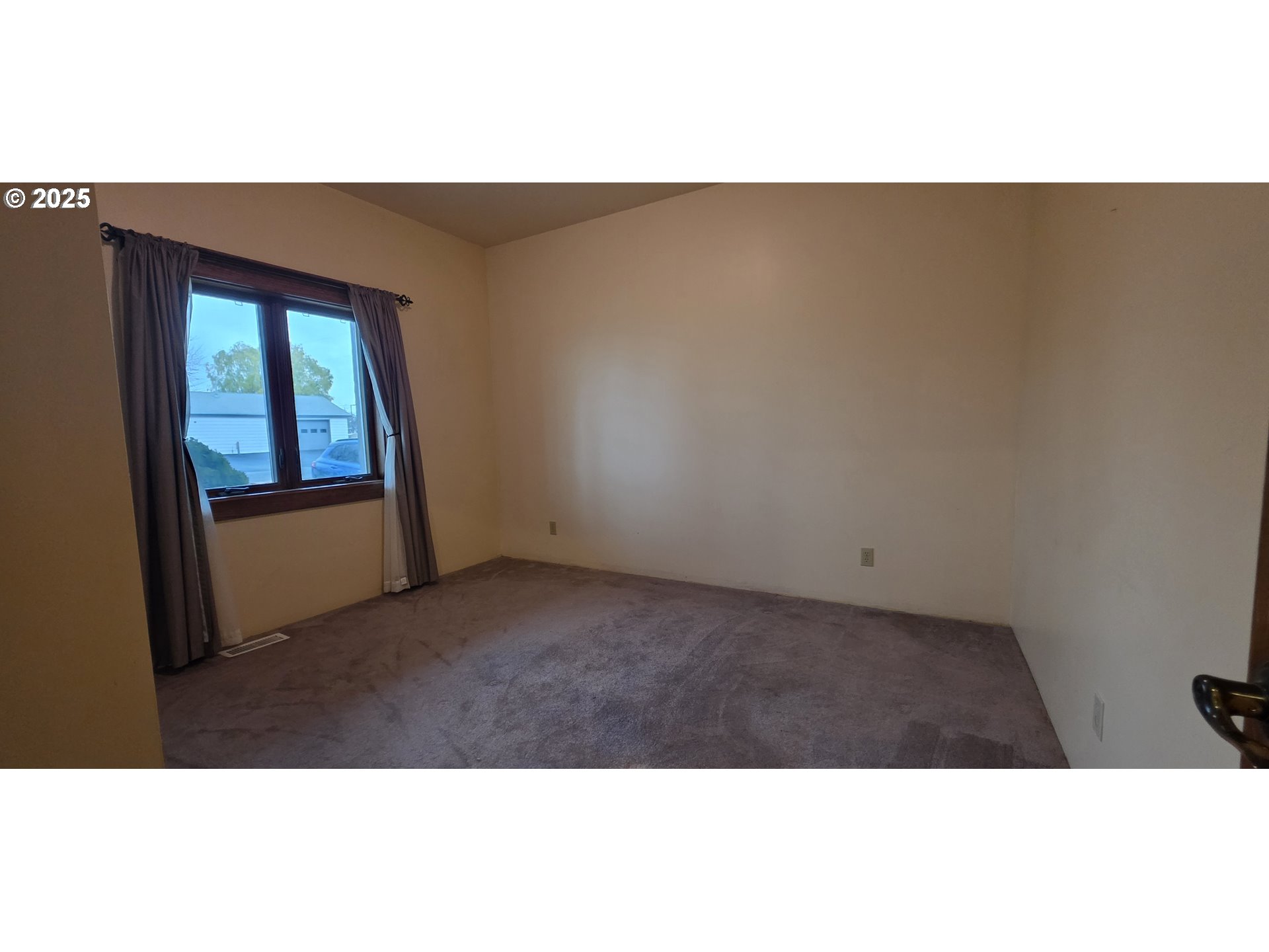 445 7th Street Northeast Irrigon, OR 97844 - Photo 8 of 24 a view of an empty room with a window