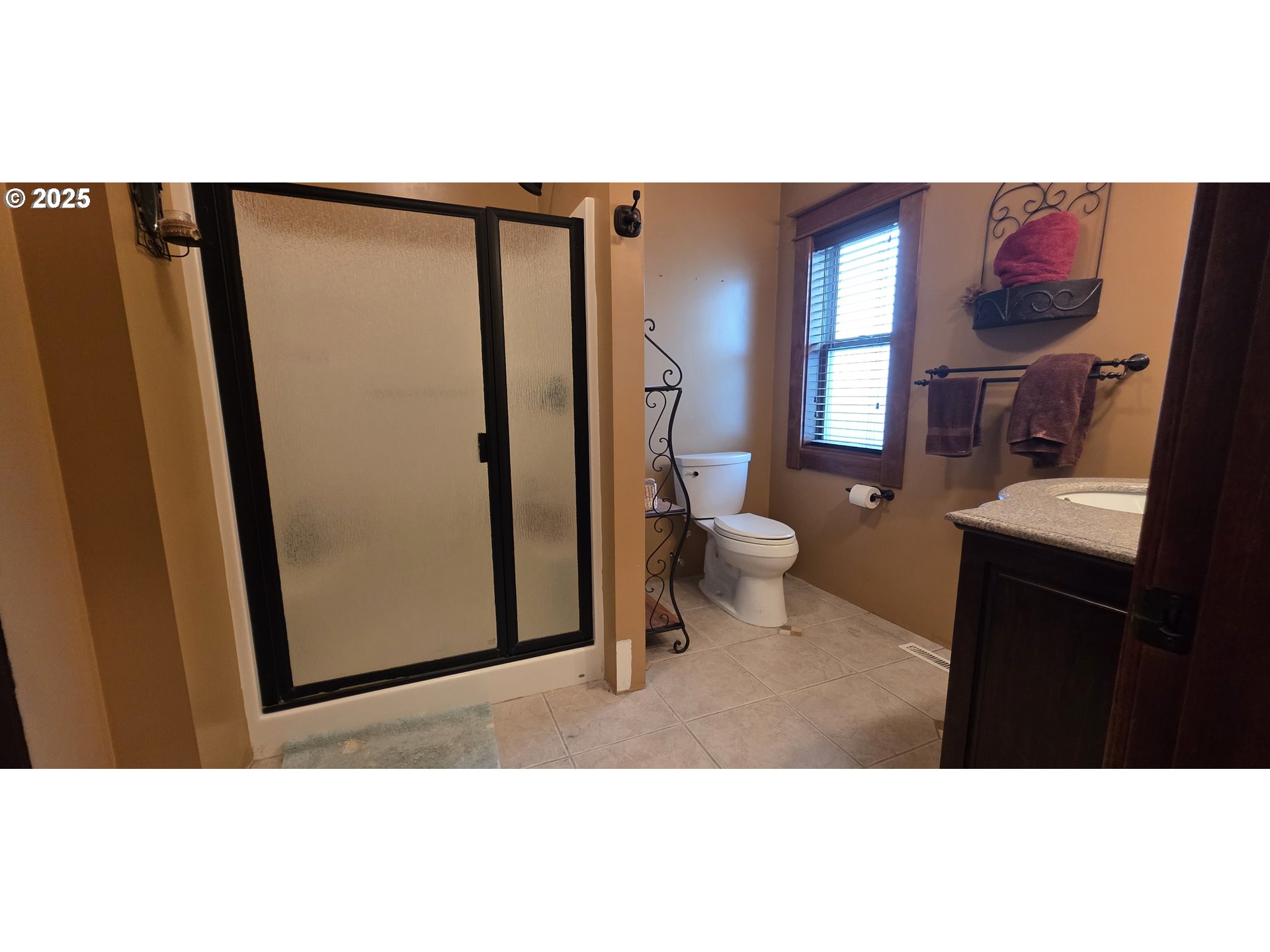 445 7th Street Northeast Irrigon, OR 97844 - Photo 10 of 24 a bathroom with a toilet a sink and a mirror