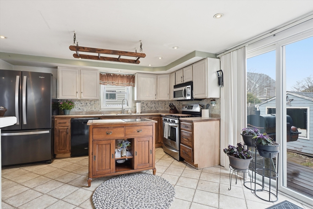 9 Saunders Road Lynn, MA 01904 - Photo 10 of 40 Gallery Image 10