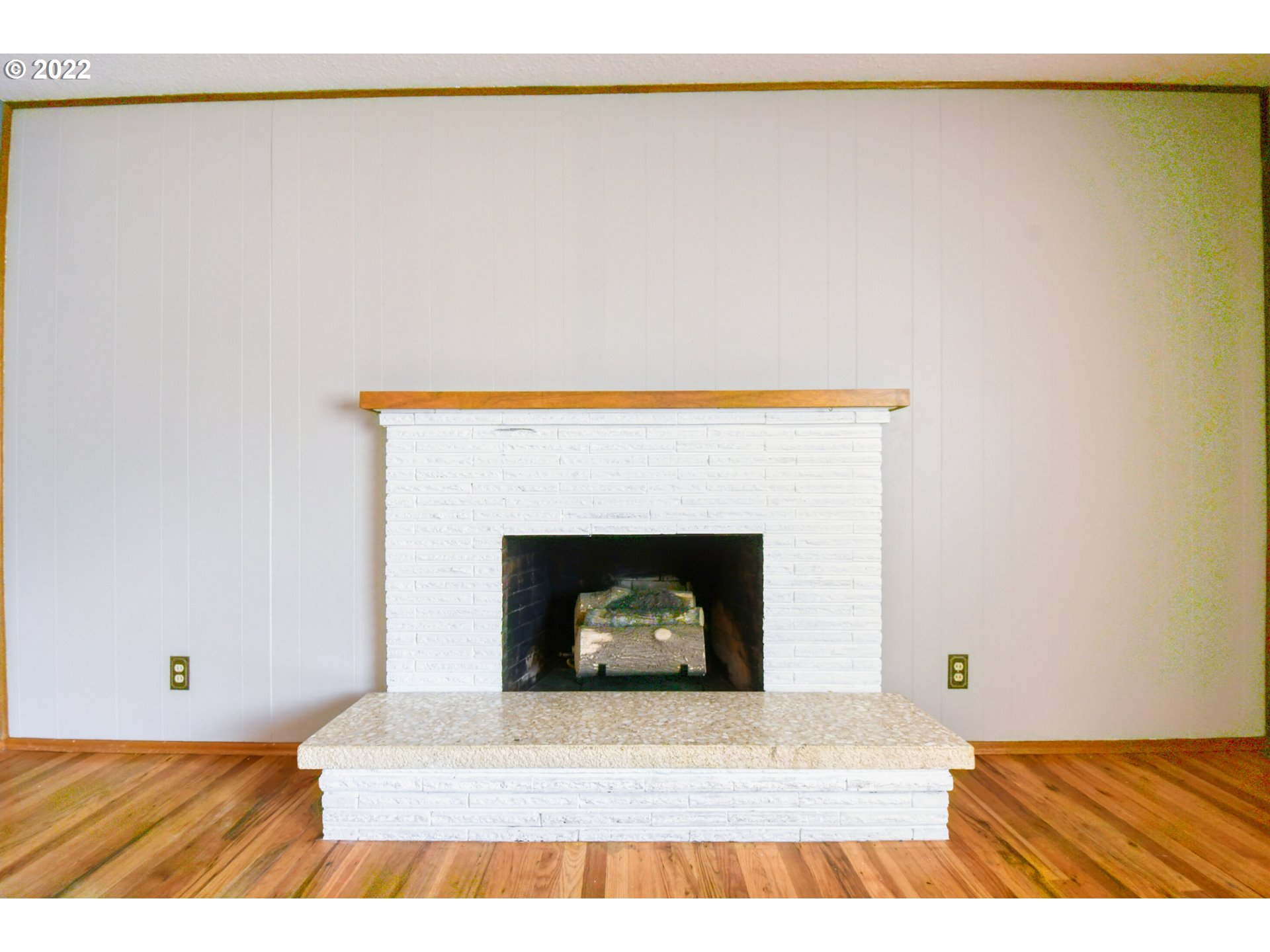3231 Southwest Isaac Avenue Pendleton, OR 97801 - Photo 11 of 32 a living room with a fireplace