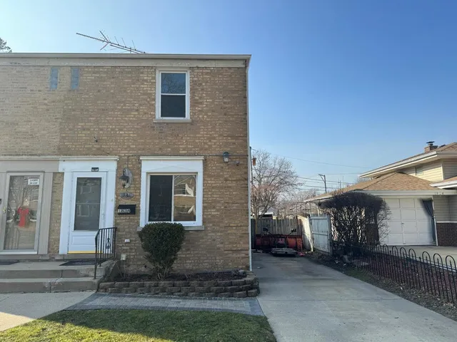 $2,350 | 1834 Illinois Street, Des Plaines, IL 60018