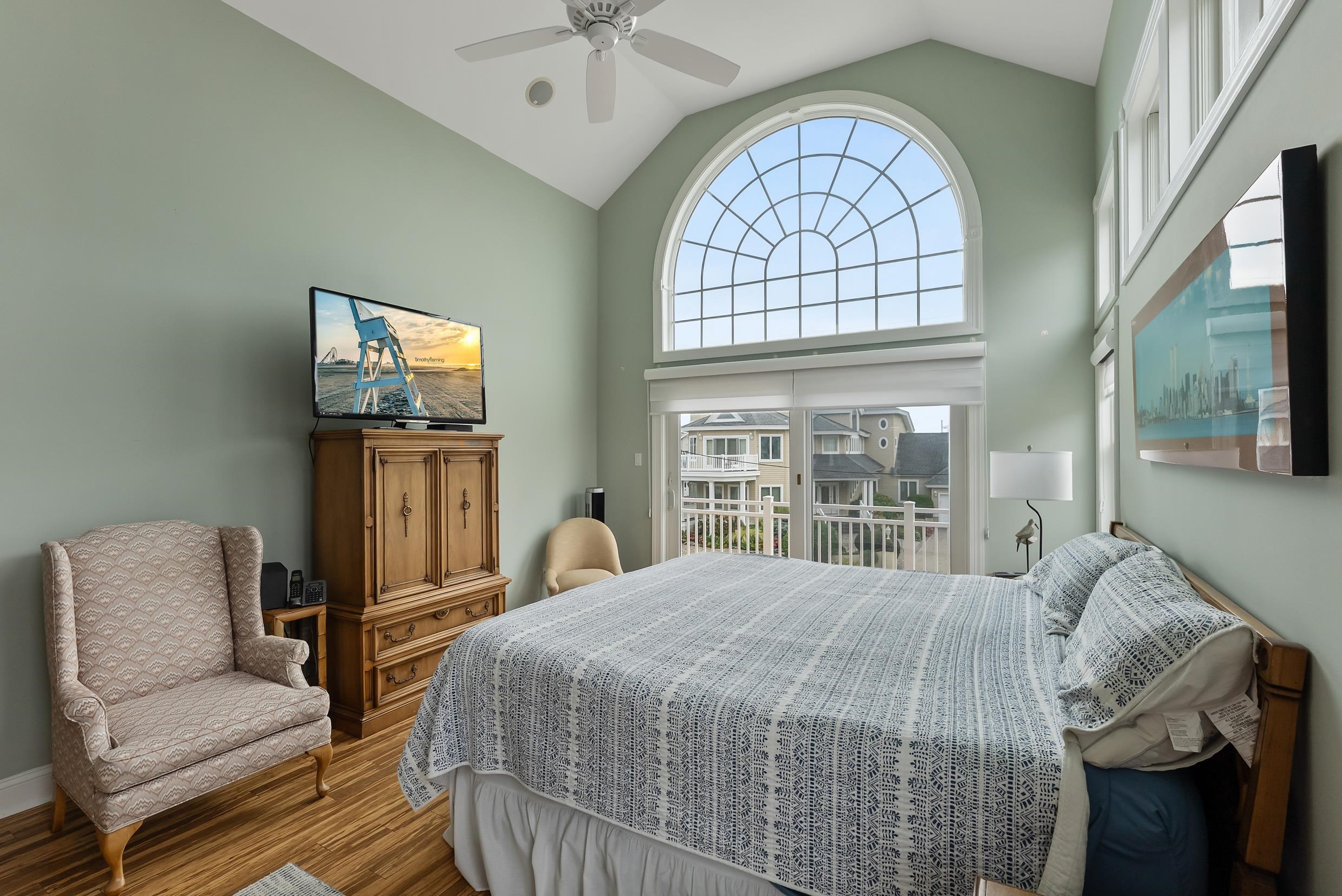120 113th Street Stone Harbor, NJ 08247 - Photo 19 of 50 a bed sitting in a bedroom next to a window