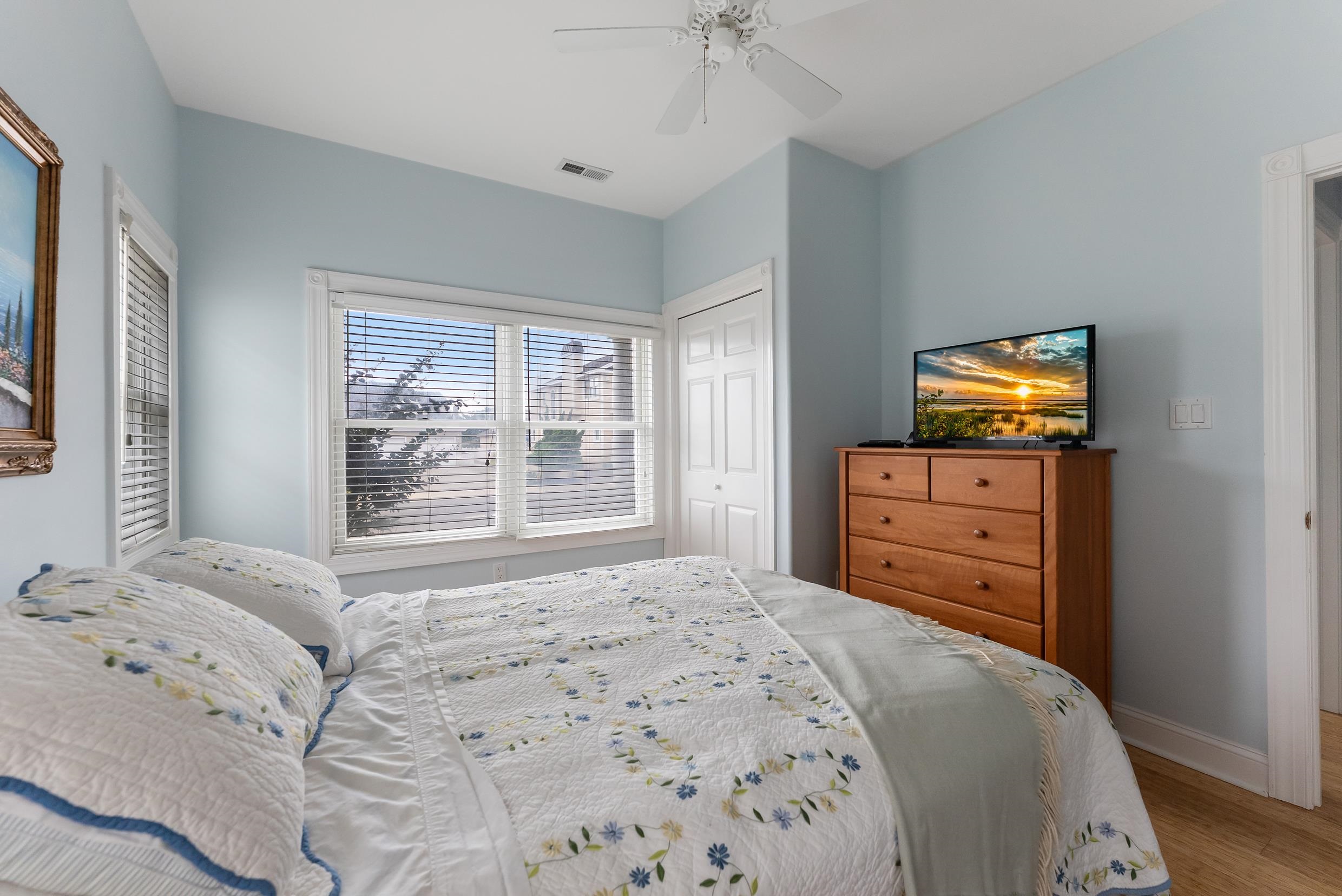 120 113th Street Stone Harbor, NJ 08247 - Photo 44 of 50 a bedroom with a bed and a tv