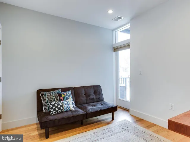 $2,600 | 254 15th Street Southeast, Unit 4, Washington, DC 20003