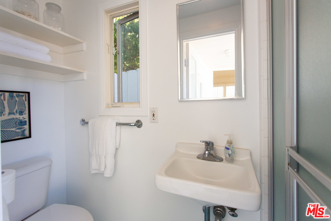 214 West Channel Road Santa Monica, CA 90402 - Photo 12 of 27 Gallery Image 12