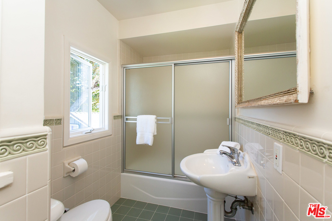 214 West Channel Road Santa Monica, CA 90402 - Photo 16 of 27 Gallery Image 16