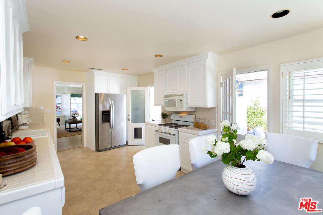 214 West Channel Road Santa Monica, CA 90402 - Photo 6 of 27 Gallery Image 6