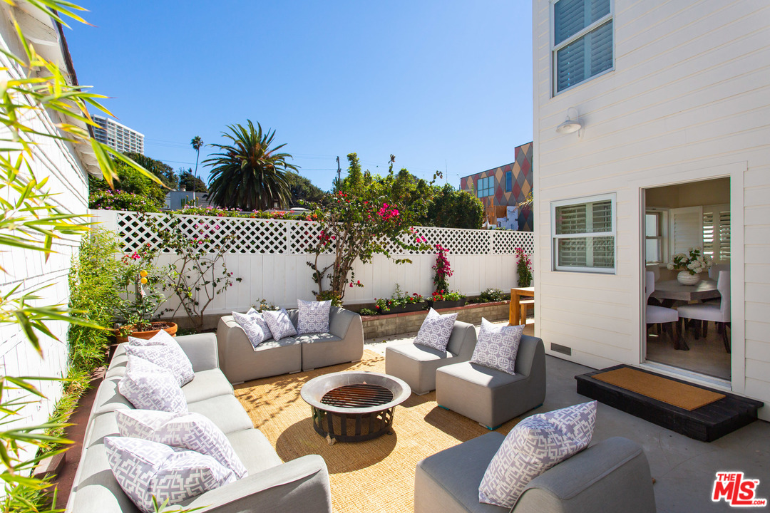214 West Channel Road Santa Monica, CA 90402 - Photo 9 of 27 Gallery Image 9