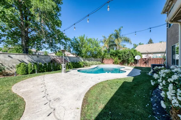 $675,000 | 1736 North Holly Avenue, Clovis, CA 93619