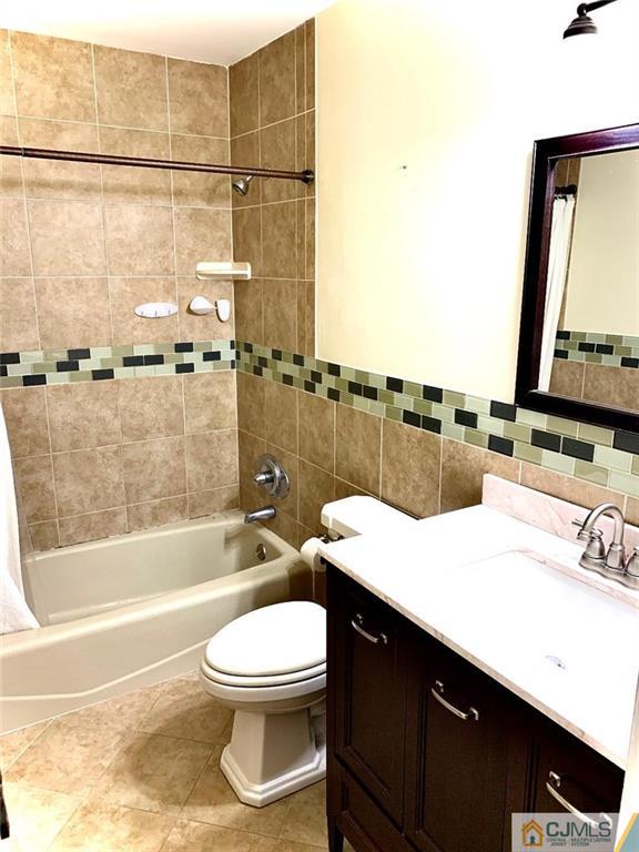 14 Kensington Road, Unit G Chatham, NJ 07928 - Photo 8 of 10 a bathroom with a sink a toilet and bathtub