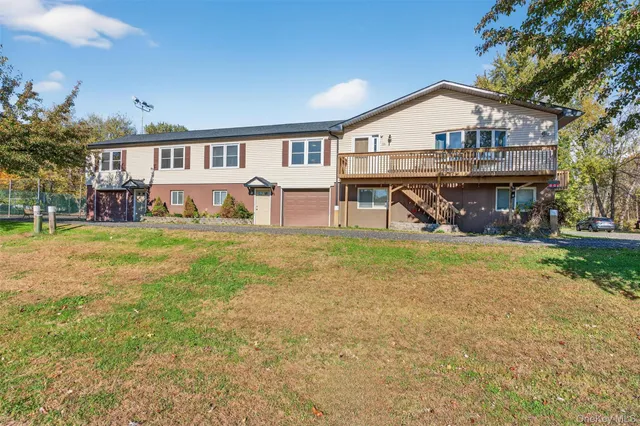 a view of a yard in front of house