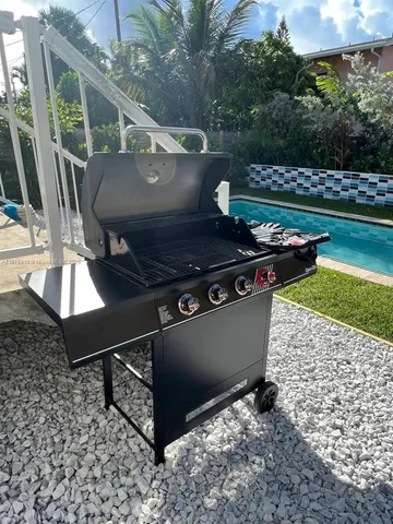 a view of entryway with garden