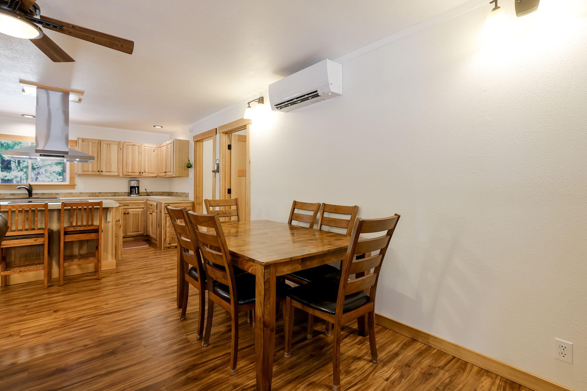 16925 Downey Road Bend, OR 97707 - Photo 7 of 32 Open dining area