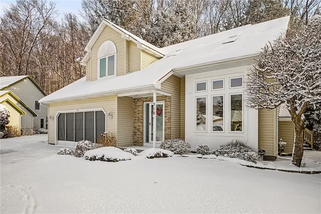 $325,000 | 310 Willow Creek Lane, Irondequoit, NY 14622