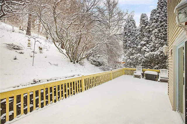 $325,000 | 310 Willow Creek Lane, Irondequoit, NY 14622