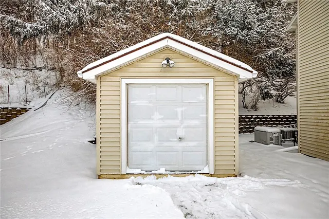 $325,000 | 310 Willow Creek Lane, Irondequoit, NY 14622