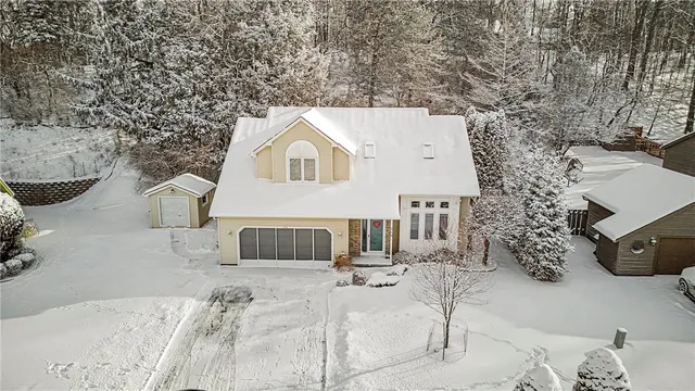 $325,000 | 310 Willow Creek Lane, Irondequoit, NY 14622