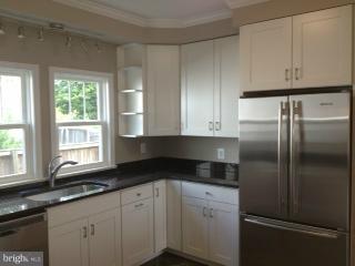 832 South Glebe Road Arlington, VA 22204 - Photo 1 of 17 Kitchen