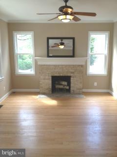 832 South Glebe Road Arlington, VA 22204 - Photo 5 of 17 Living Room