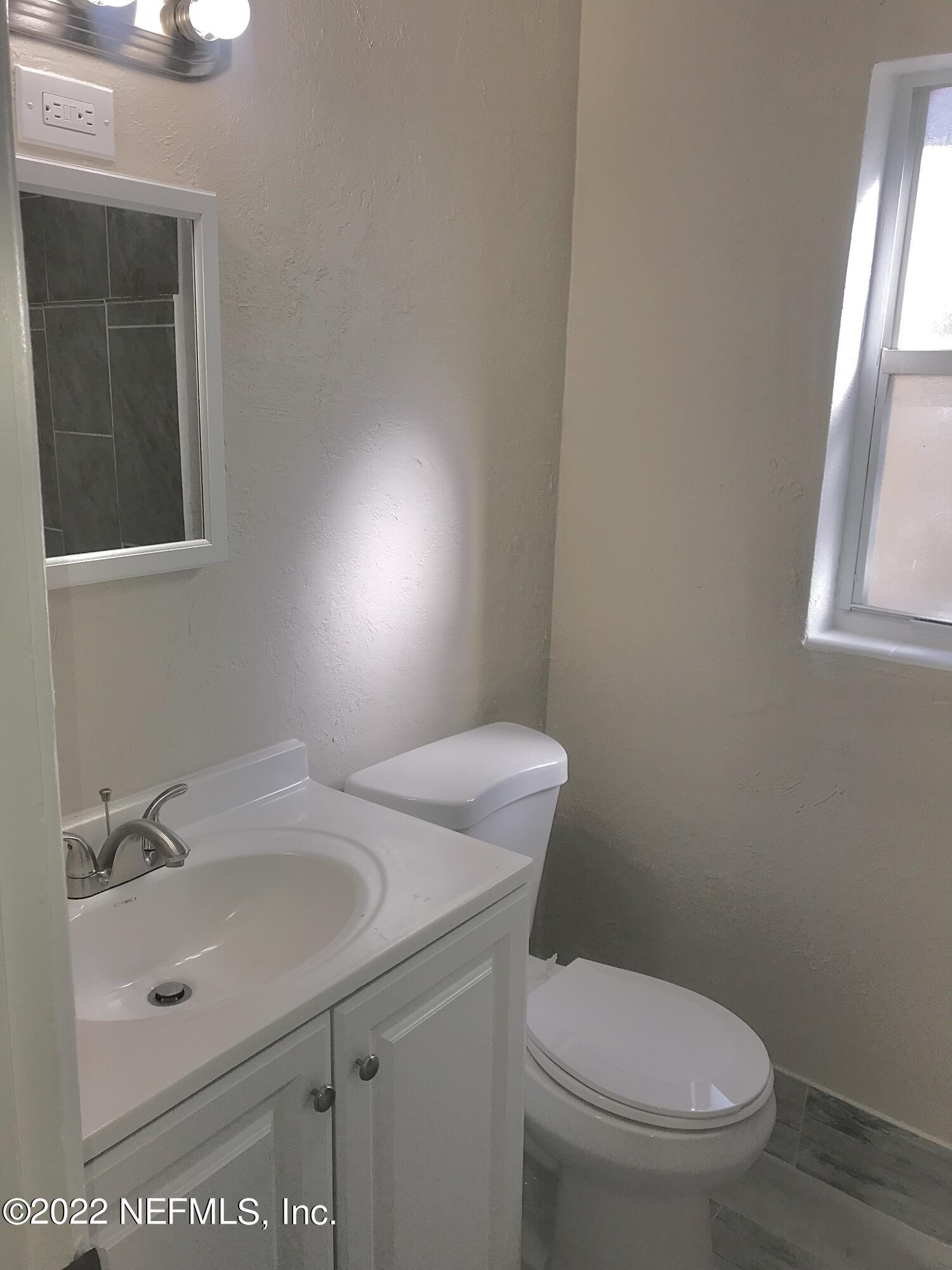3356 Ardisia Road Jacksonville, FL 32209 - Photo 11 of 14 Hall Bath